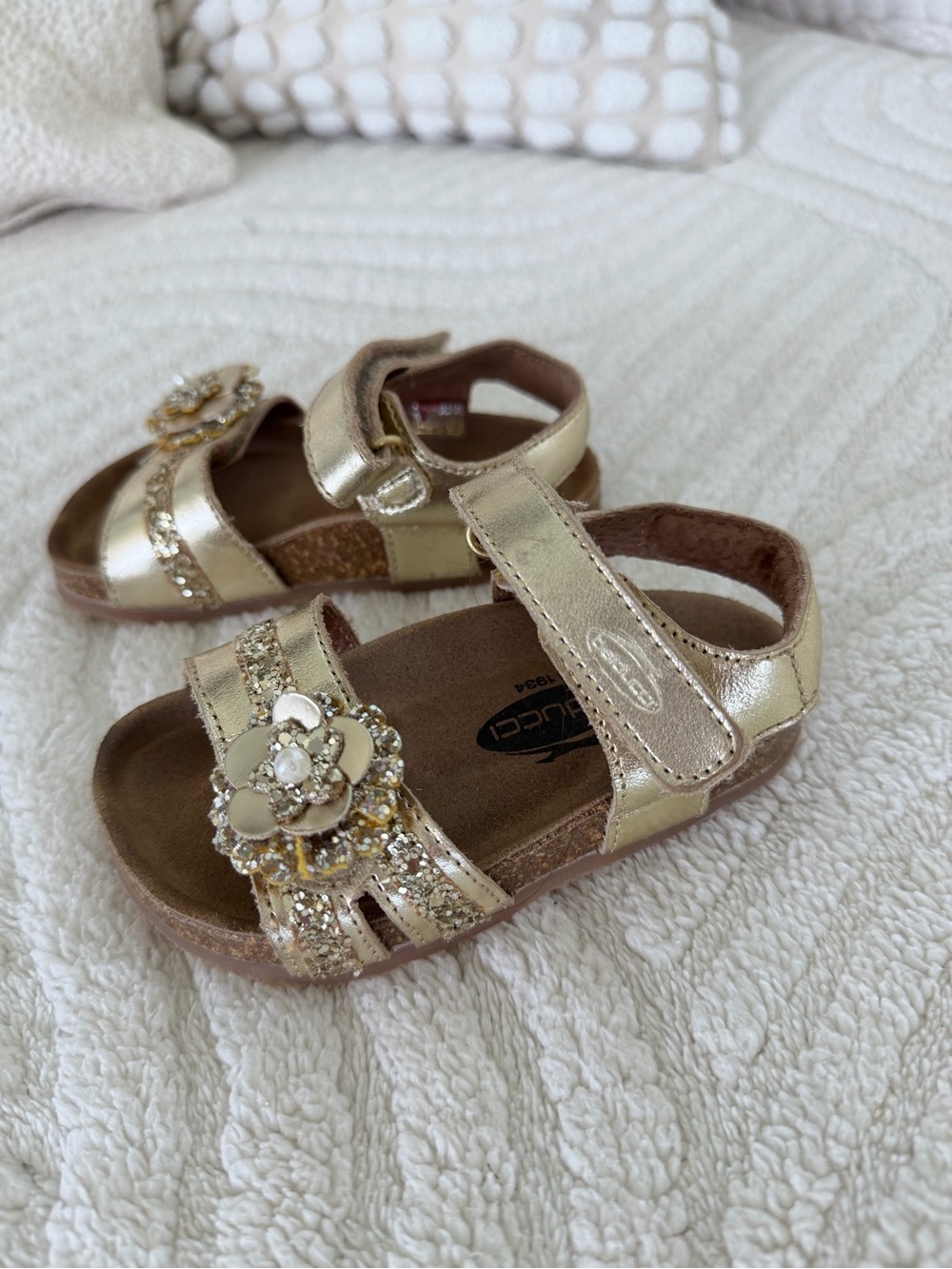 NEW Kids Metallic Gold Flower Strap Sandals 👡- never worn! Size 22